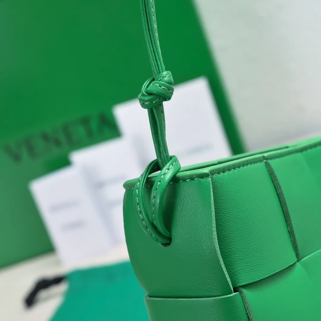 Batch 1260 #BV 2023 Cassette rope armpit bag is here🎈Simple, versatile and versatile formula bag made of intreccio woven cow leather. The square bag shape is wear-resistant and durable. Minimalism and commuting really complement each other. There are 4 card slots inside and thoughtful design✔️ Magnetic buckle closure to better protect privacy [Happy] When you are worried about matching, it is a bag that can be taken out with just one lift~ Dimensions: 22.5x13.5x4.5, Model: 7741